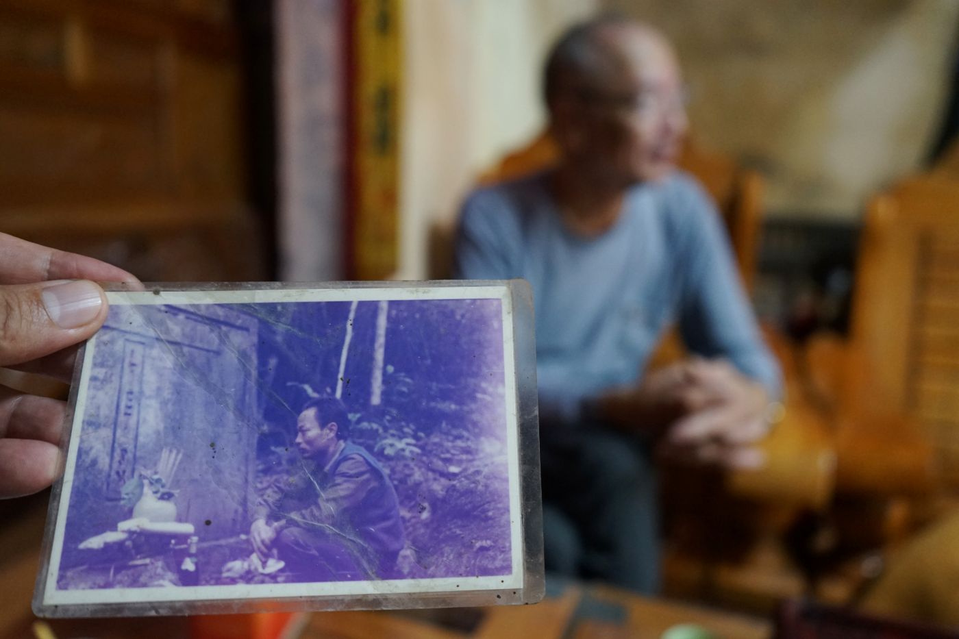 Buc anh chup ong Phuoc den khu vuc Hang Tam Co vao cuoi nam 1995, de tim phan mo chi gai. Anh: Quach Du 