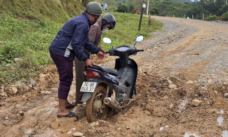 La gente tiene dificultades para moverse debido a las carreteras accidentadas mientras que el proyecto de mejora de la carretera carece de capital porque un proyecto de energia eolica no aporta 9 mil millones de VND como se prometio. Foto: Hung Tho