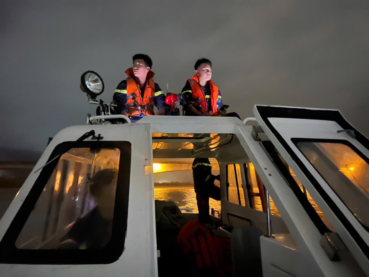 Rescue forces search for a woman suspected of jumping off Ben Thuy Bridge on the evening of November 11. Photo: Ngoc Anh