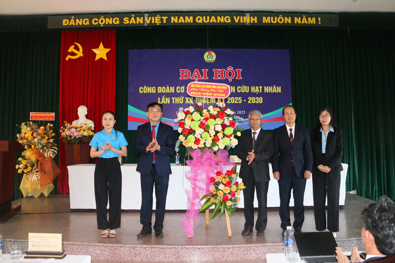 Mr. Doan Van Su - Vice President of Lam Dong Provincial Labor Federation (second, left) presented flowers to congratulate the Grassroots Trade Union Congress of the Institute for Nuclear Research for the 2025 - 2030 term. Photo: Lam Duc