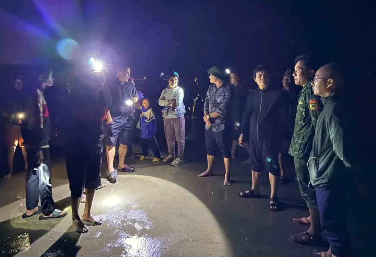 Many people are waiting to find Mr. H who went missing at sea after his boat capsized. Photo: Hoang Anh.