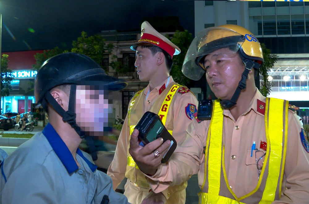 Canh sat giao thong kiem tra nong do con nguoi dieu khien phuong tien tren cac tuyen duong trong diem gom Ba Trieu, Hung Vuong, Chu Van An, Le Loi, Pham Ngu Lao, Pham Van Dong, noi tap trung dong nguoi dan va du khach vao cac khung gio cao diem. 