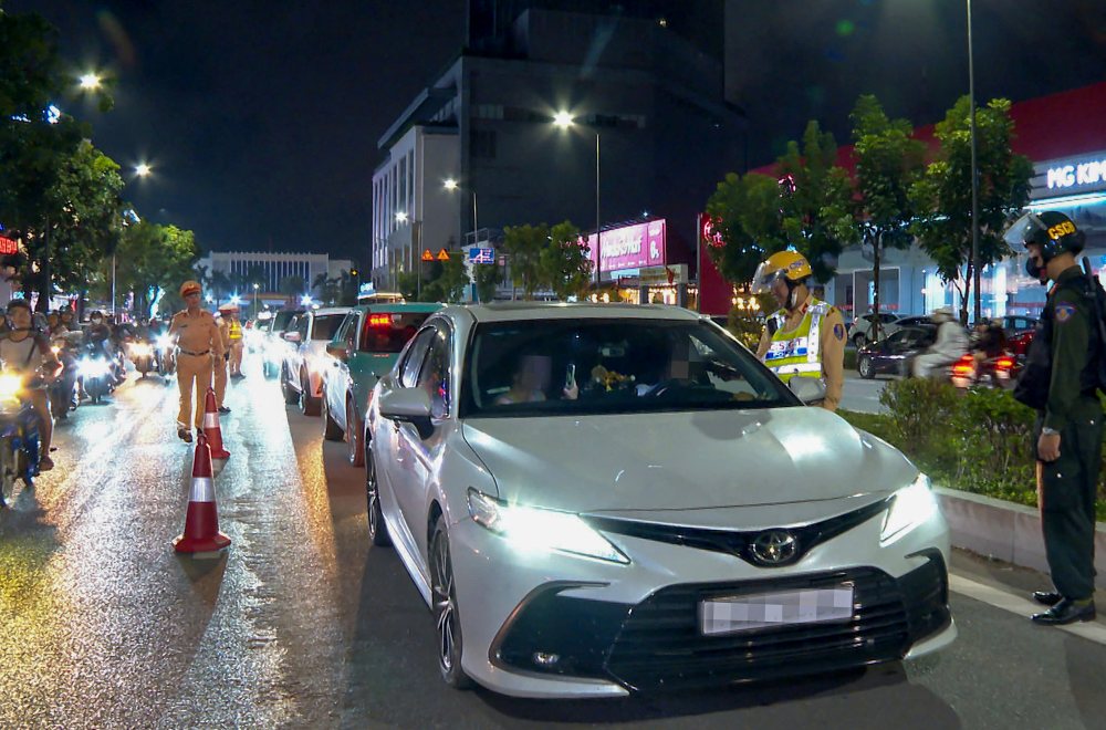 Luc luong CSGT da tam giu hon 100 phuong tien, trong do hau het la vi pham nong do con.