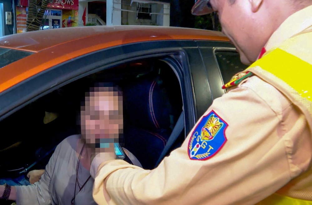 Trong ngay dau ra quan, luc luong chuc nang lap bien ban 280 truong hop vi pham (68 o to, 212 mo to) voi 351 loi, tam giu 106 phuong tien, trong do 105 truong hop vi pham nong do con. 