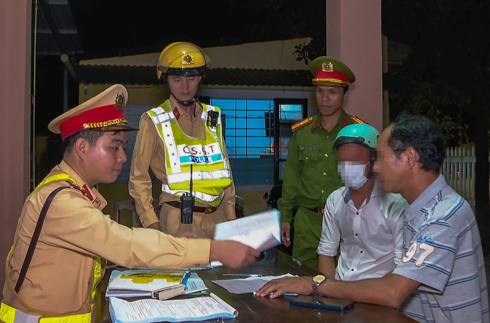 Ong Tran Q.T. (50 tuoi, tru TP Hue) cho biet, sau ca lam, anh em trong xuong co to chuc an uong nen ong uong vai ly bia. Vi chu quan, ong van dieu khien xe tham gia giao thong va bi luc luong chuc nang phat hien, xu ly.  “Chi vai ly bia ma phai tra gia may trieu dong, bang nua thang luong, du xot nhung toi chap nhan vi minh da vi pham. Mong moi nguoi can than, da uong ruou bia thi khong tham gia giao thong de dam bao an toan cho ban than va cong dong”, ong T. chia se.