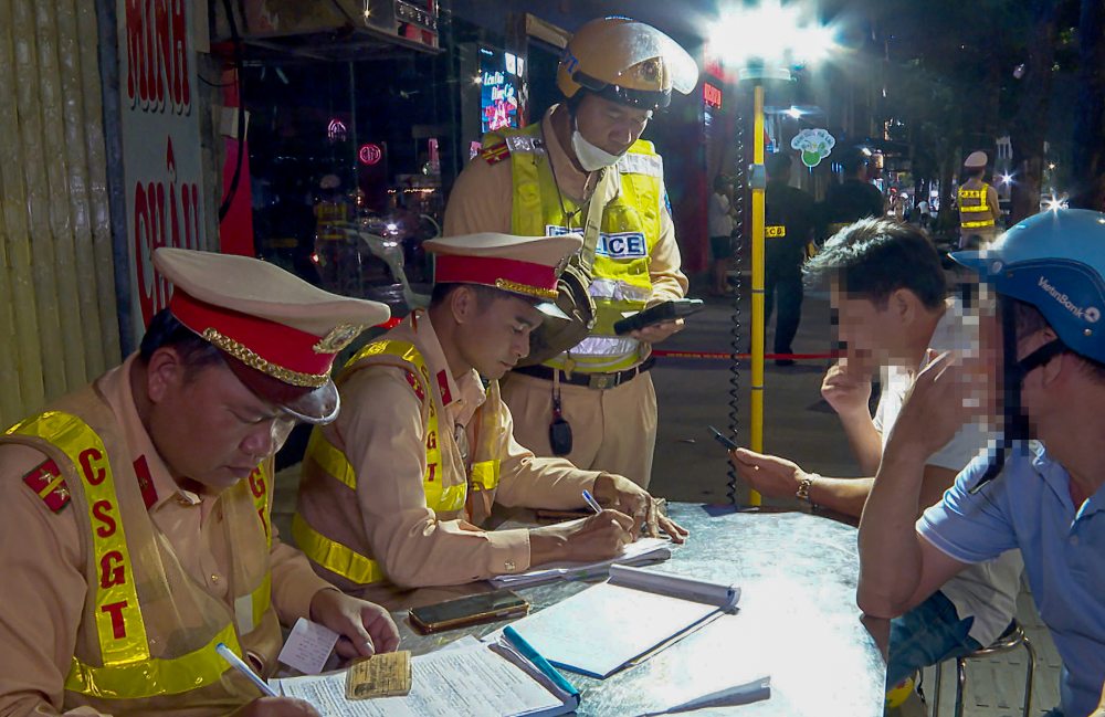 Dem 11.11, trao doi voi phong vien Bao Lao Dong, Trung ta Vo Dong Anh - Pho doi truong Doi CSGT so 2, Phong CSGT TP Hue cho biet, tinh den ngay 10.11, luc luong da phat hien va xu ly hon 288 truong hop vi pham nong do con. 