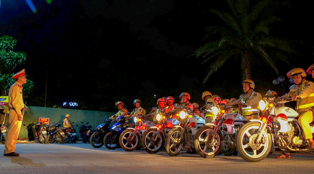 u toi 9.11 den nay, Phong Canh sat giao thong (CSGT) Cong an TP Hue dong loat ra quan mo dot cao diem kiem tra, xu ly vi pham nong do con tren toan dia ban. Day la mot trong nhung bien phap trong tam nham keo giam tai nan giao thong do su dung ruou, bia gay ra trong nhung thang cuoi nam. 