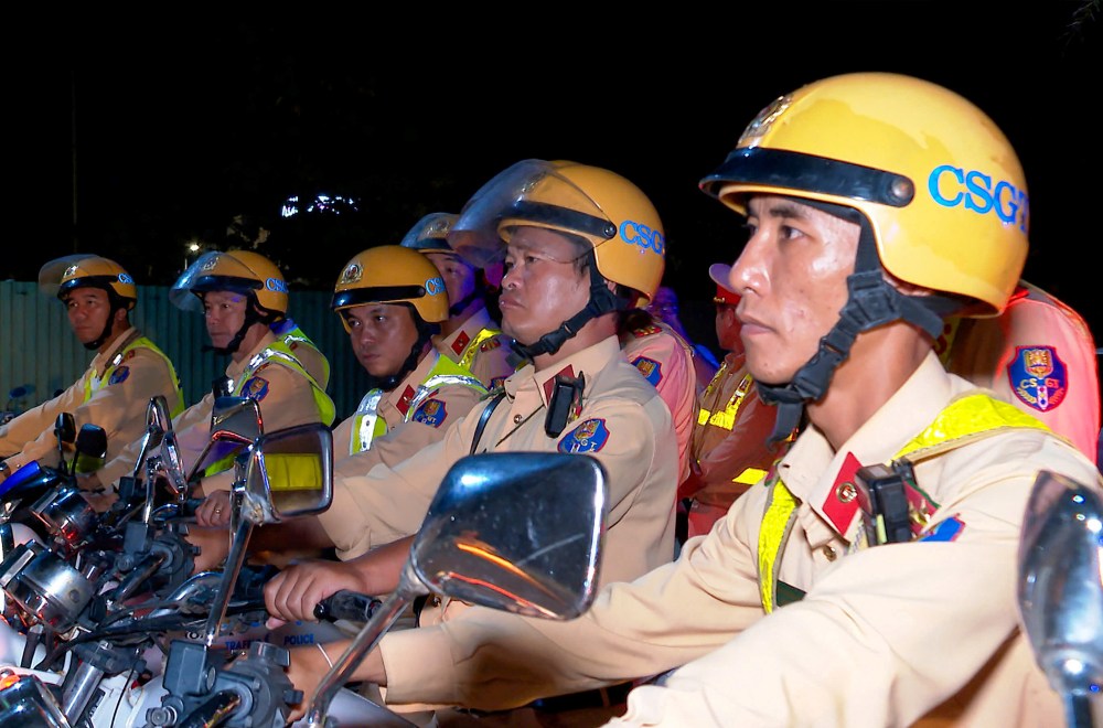 Luc luong mo to co dong tuc truc quanh khu vuc kiem soat, san sang phat hien, ngan chan cac truong hop quay dau, tron tranh kiem tra. 