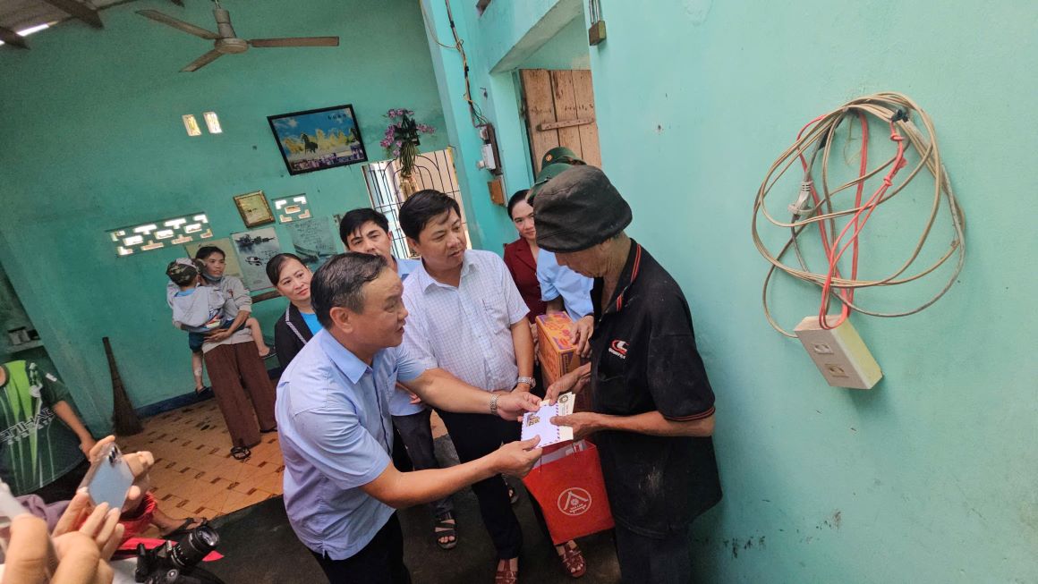 Lanh dao tinh Dak Lak tham, tang qua nguoi dan bi thiet hai do bao so 13. Anh: Thanh Quynh