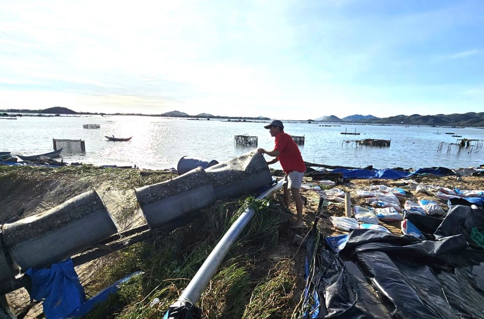 People suffered heavy losses after storm No. 13. Photo: Thanh Quynh