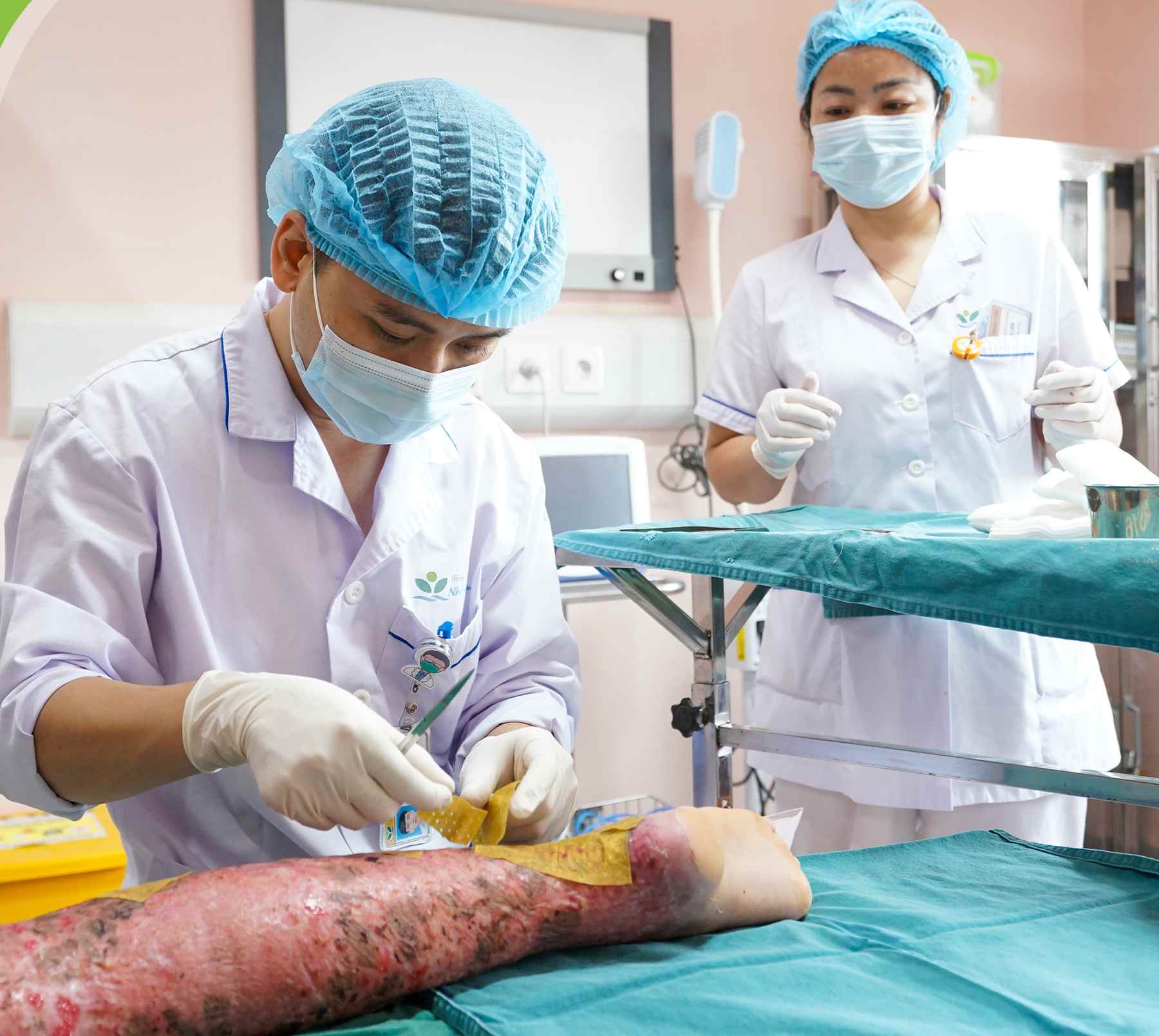 The child was taken care of by doctors for a severe burning wound. Photo: BVCC