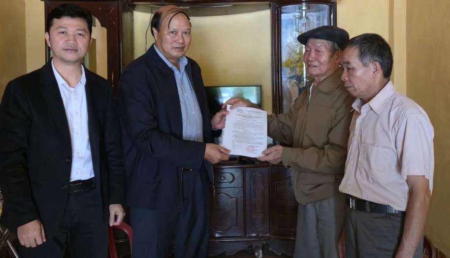 Lanh dao tinh Cao Bang trao Quyet dinh 1846/QD-UBND cho gia dinh ong Ha Hai Long, Ha Nguyen Thuy. Anh: Nguyet Ha 