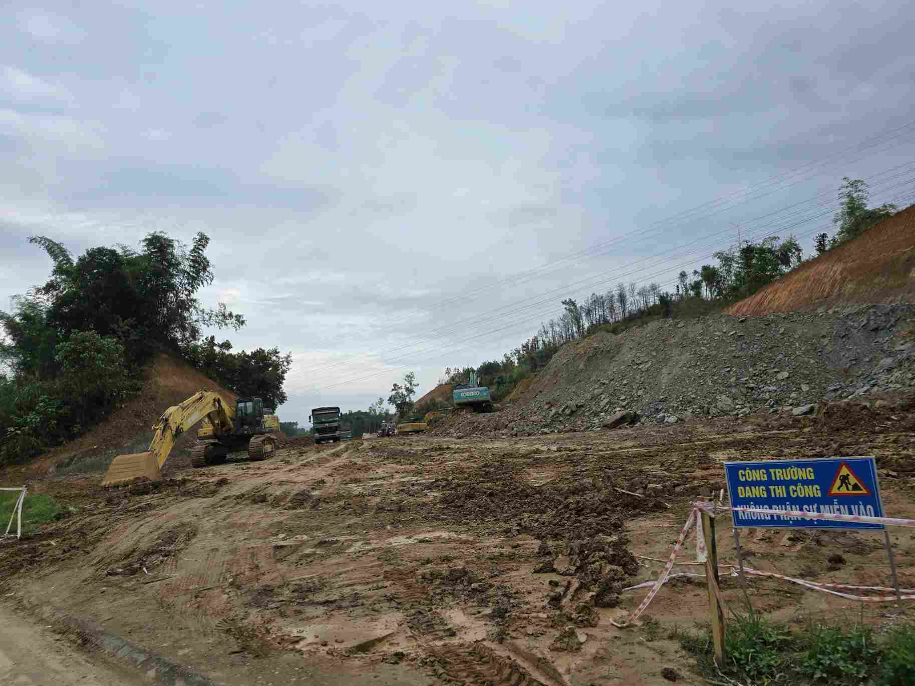 Cac nha thau huy dong may moc thi cong tai vi tri vua giai phong xong mat bang. Anh: Tan Van