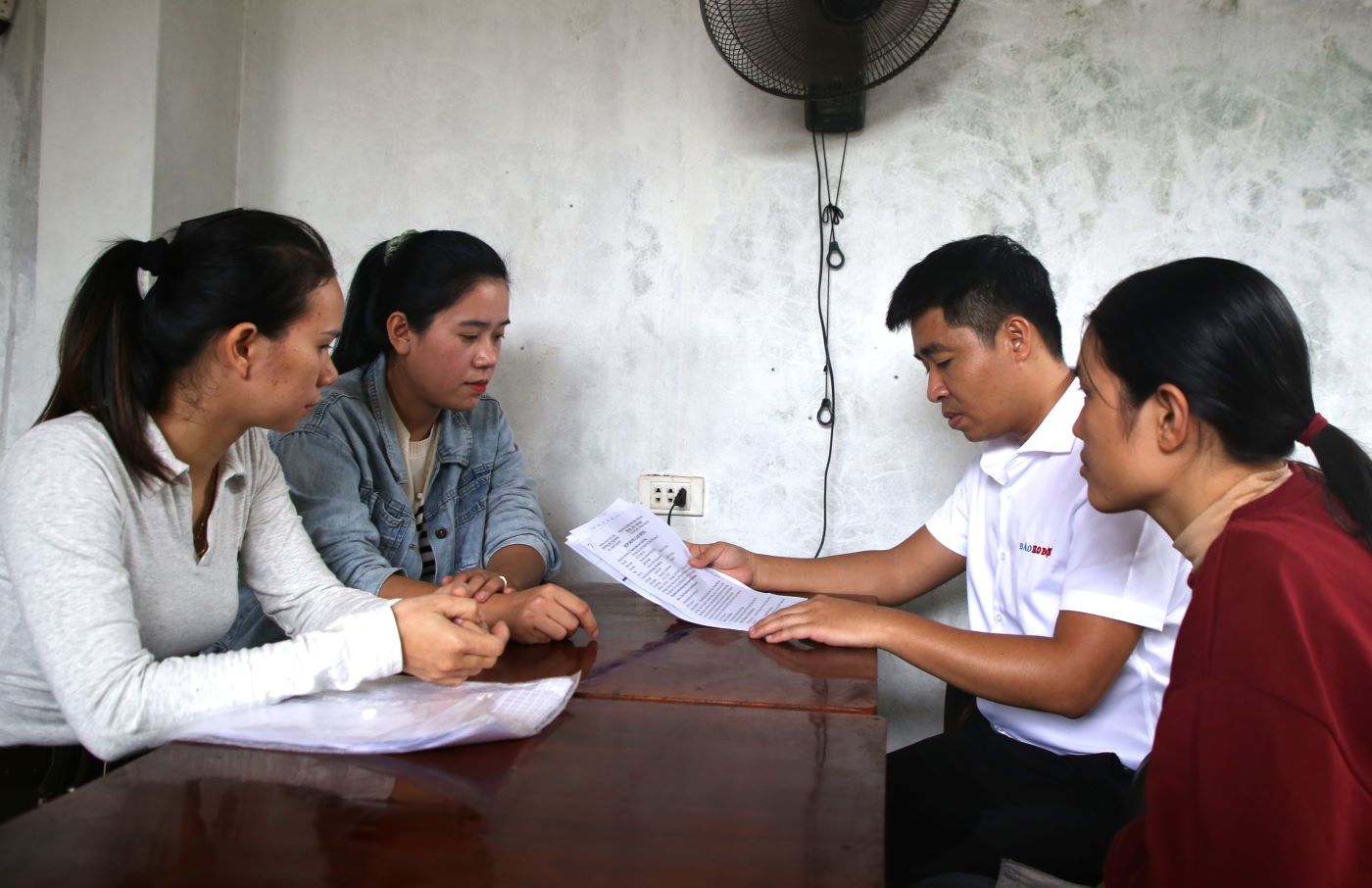 Reporters of Lao Dong Newspaper received information from 3 female workers about their social insurance contributions being embezzled and their maternity benefits not being resolved. Photo: Le Truong