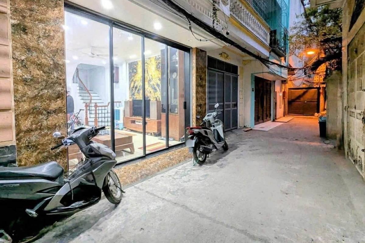 Voi nhung can nha trong ngo co mat tien rong thoang, muc gia duoc dao dong trong bien do lon. Anh: Thanh Binh 