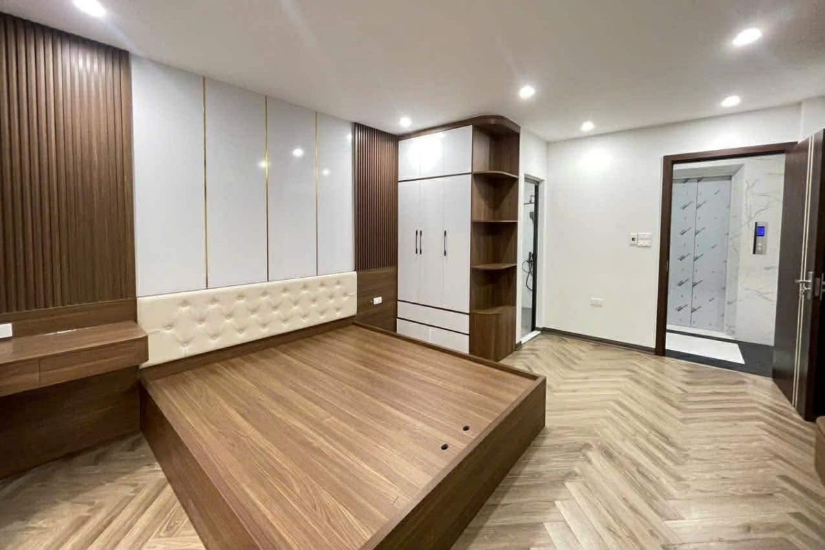 A house in an alley with a furniture investment is being advertised for sale at 9 billion VND, experts warn. Photo: Thanh Binh