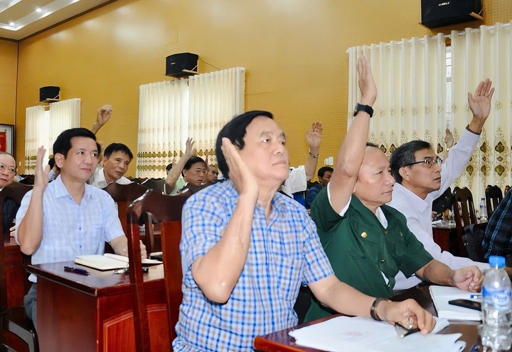 Delegates voted to approve a number of important contents in preparation for the 1st Congress of the Vietnam Fatherland Front of Quang Ngai province, term 2025 - 2030. Photo: Trinh Thu