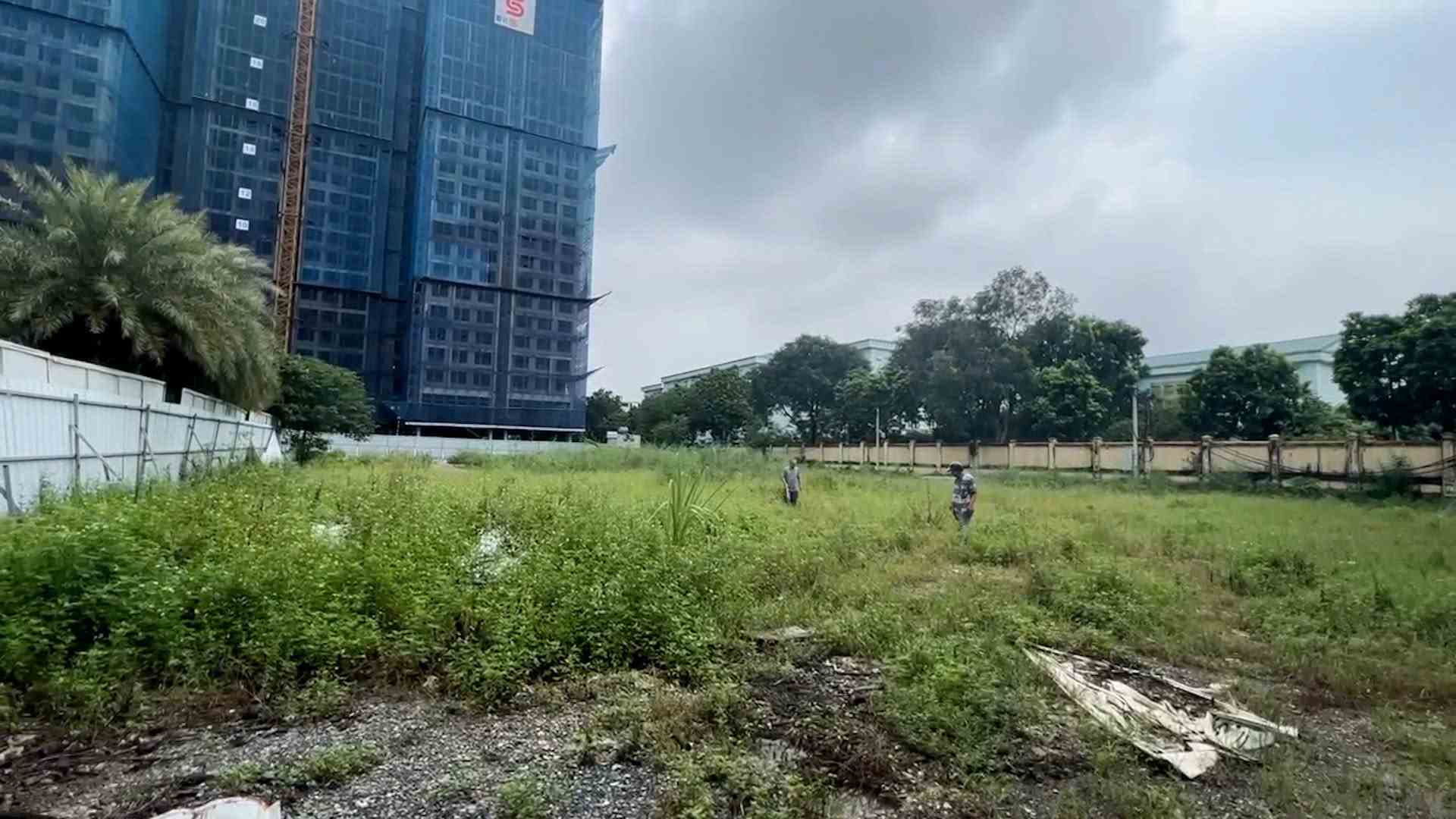 Quang cao ban suat ngoai giao mot so du an nha o xa hoi va hien trang du an chi la bai dat trong. Anh: Nhom PV