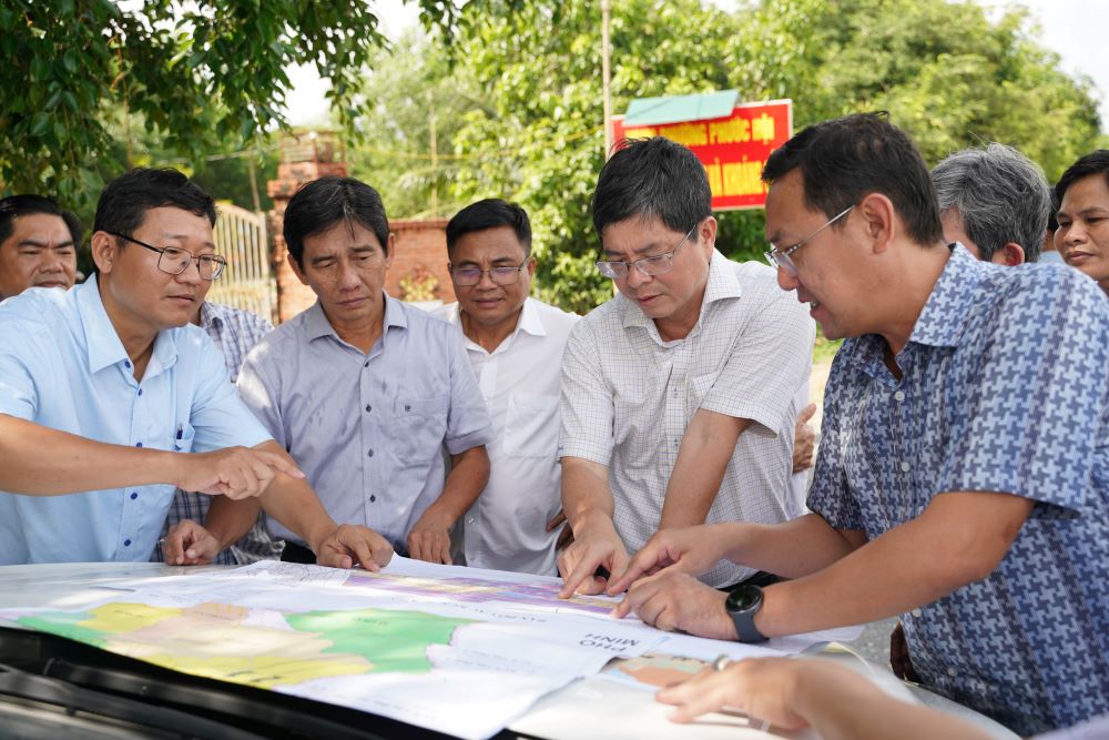 Pho Chu tich UBND tinh Lam Dong Nguyen Hong Hai trong mot lan di khao sat thuc te cac vi tri quy hoach bo sung cac Khu cong nghiep. Anh: Duy Tuan 