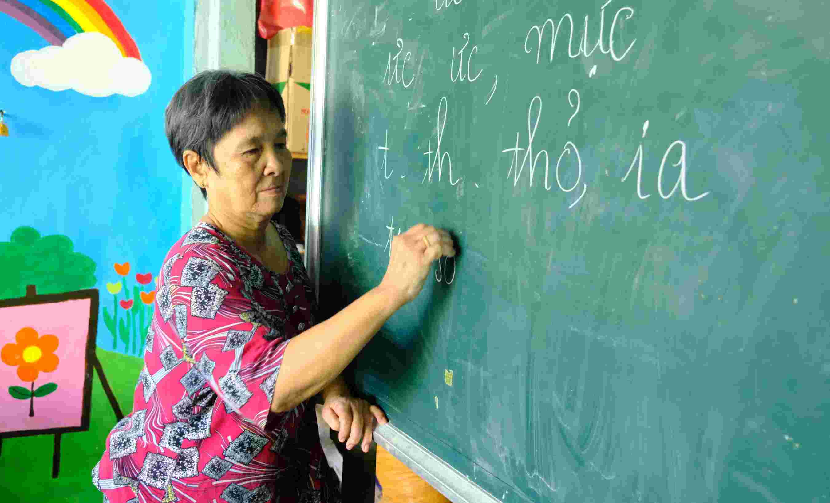 Co giao Son ben bi gieo chu cho tre em ngheo suot nua the ky. Anh: My Ly