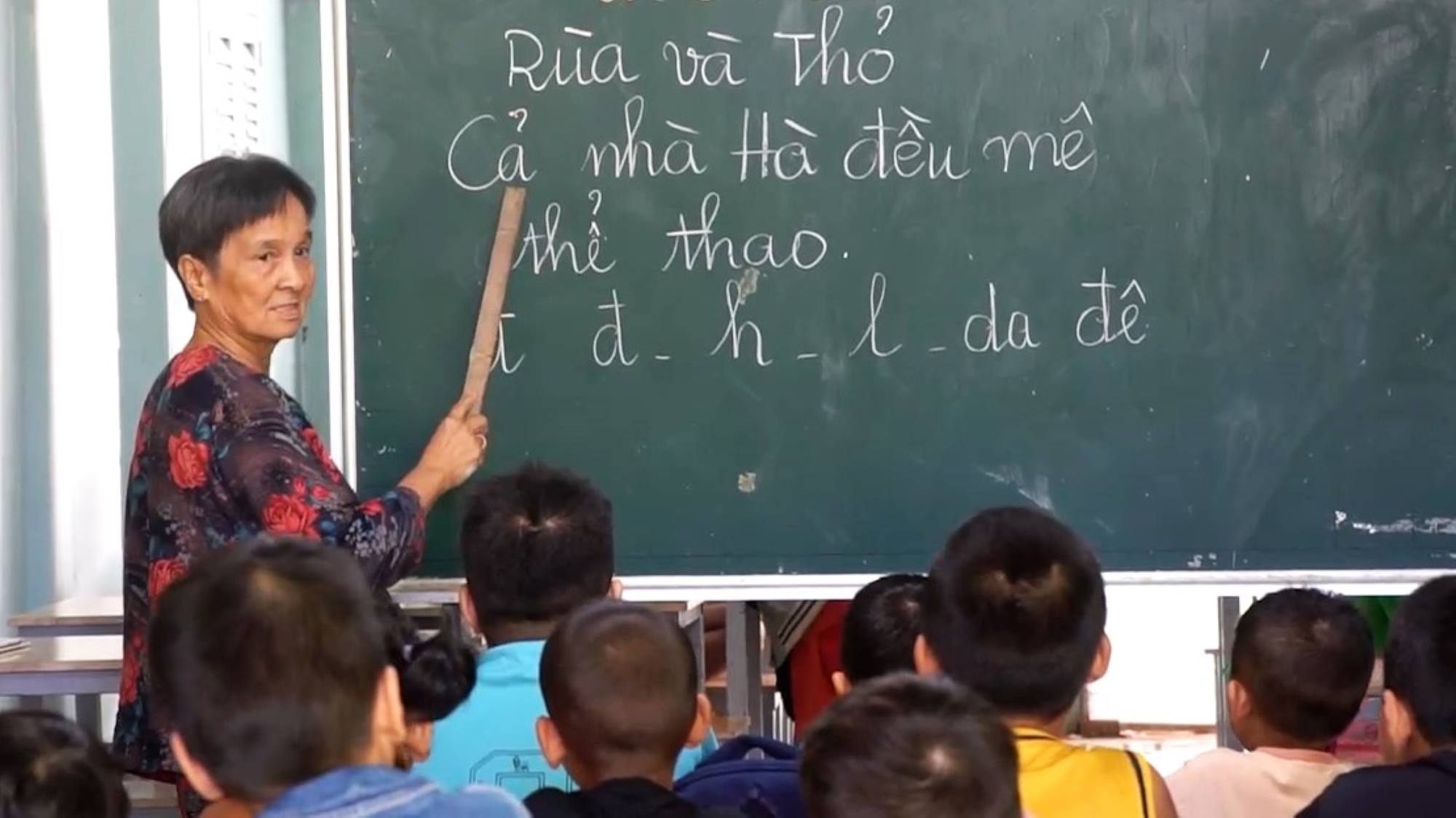 Teacher Son has persistently taught poor children for half a century. Photo: My Ly