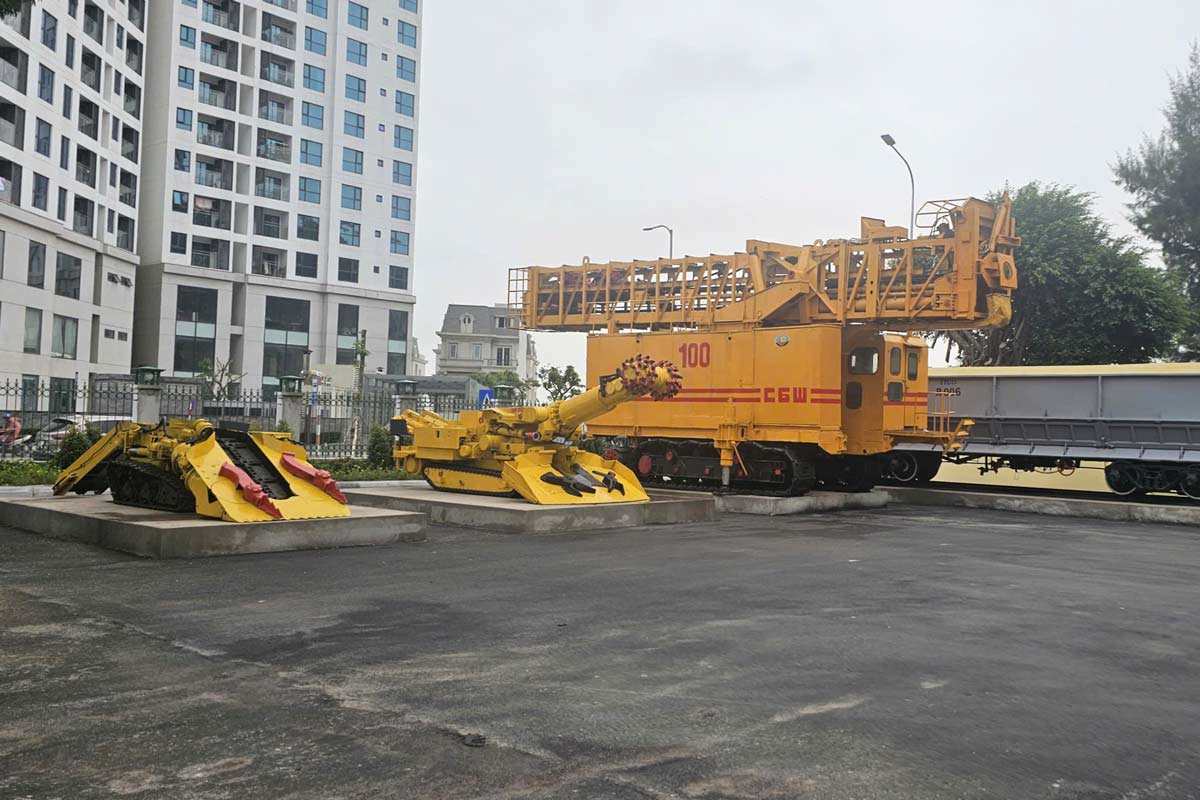 Mot so thiet bi dao lo. Anh: Doan Hung