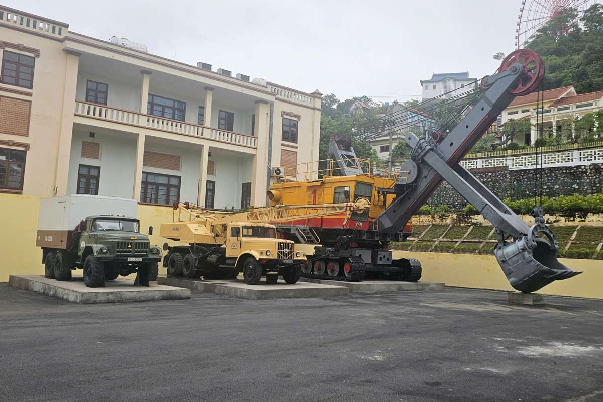 2. EKG wire-wreck excavators - weighing nearly 400 tons, 5-10 m3 excavators and coal transport vehicles. Photo: Doan Hung