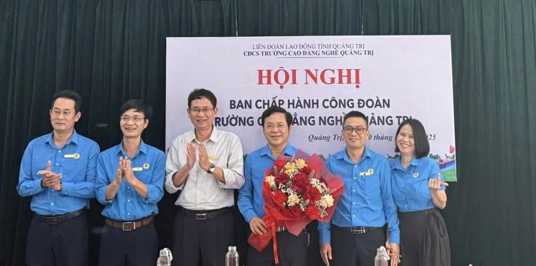 クアン・トライ職業学院の草の根労働組合は、2023年から2025年までの拡張執行委員会会議を開催した。写真：クアン・トライ労働組合