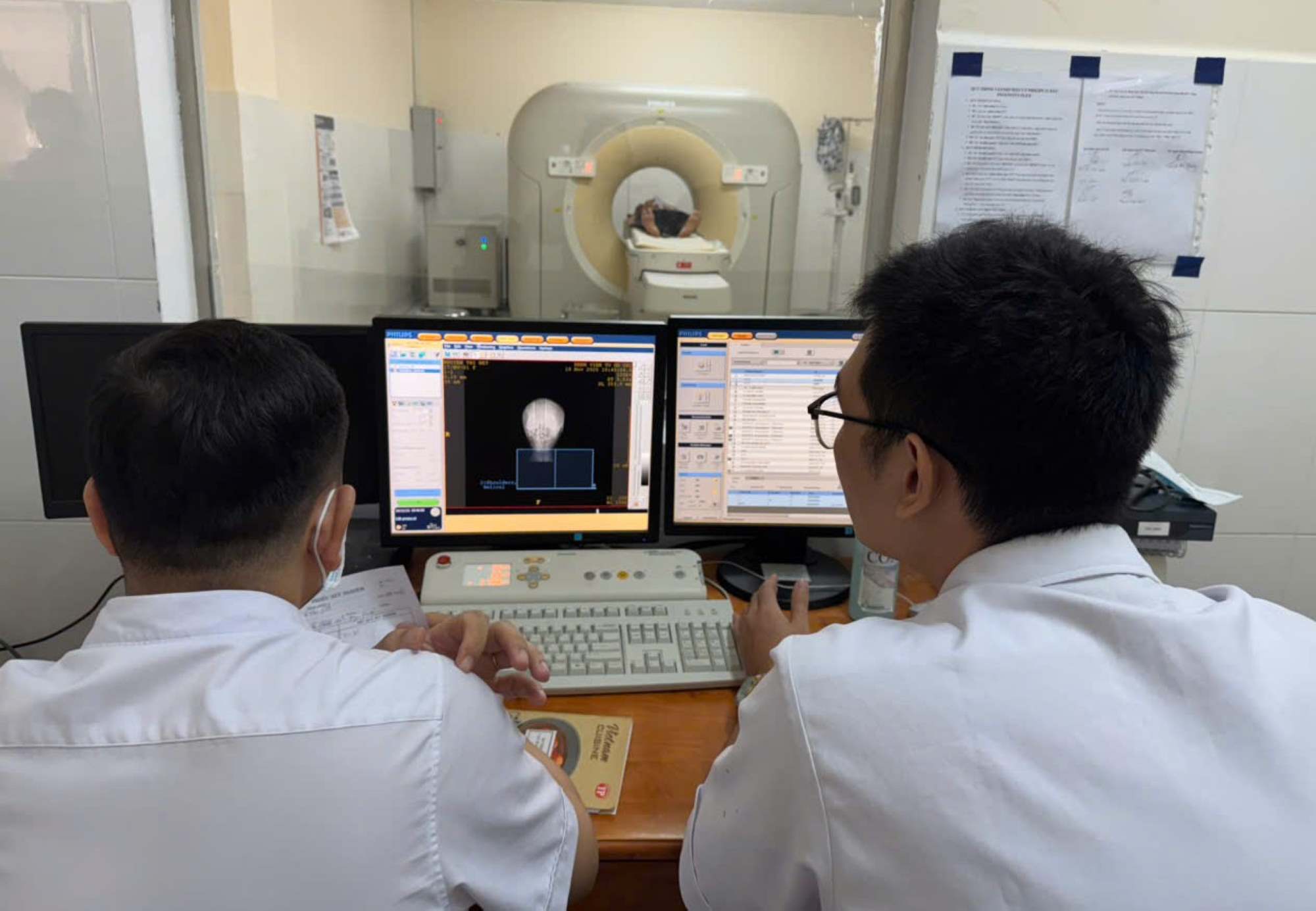 Chup CT cho nguoi benh. Anh: Thanh Chan