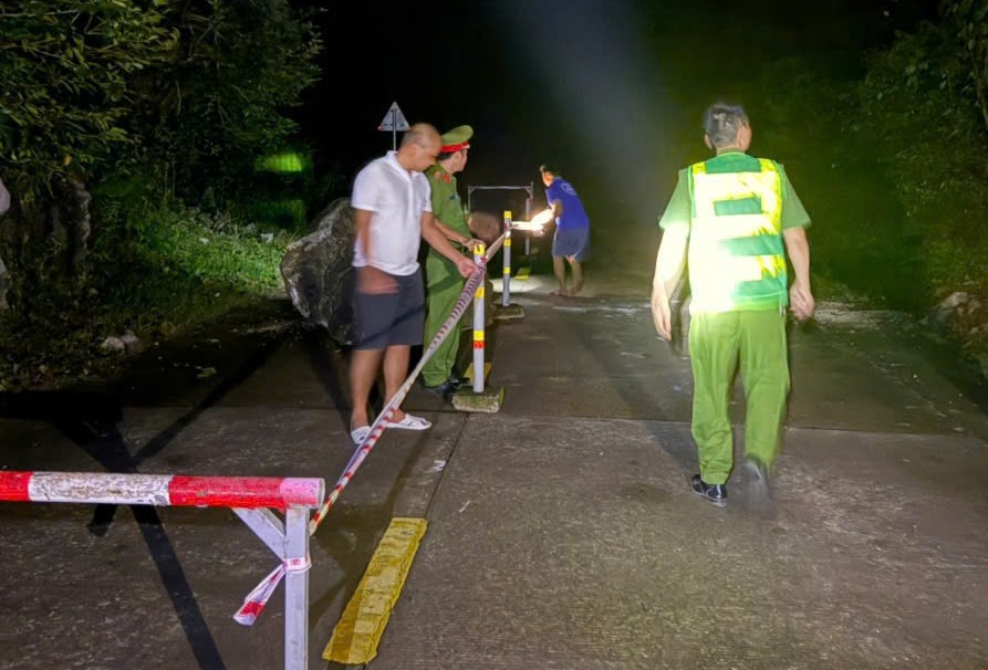 Luc luong chuc nang cang day canh bao. Anh: Thanh Duc