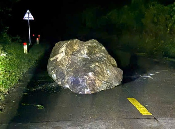 La roca cae sobre la carretera Ho Chi Minh en la rama occidental a traves de Quang Tri. Foto: Thanh Duc