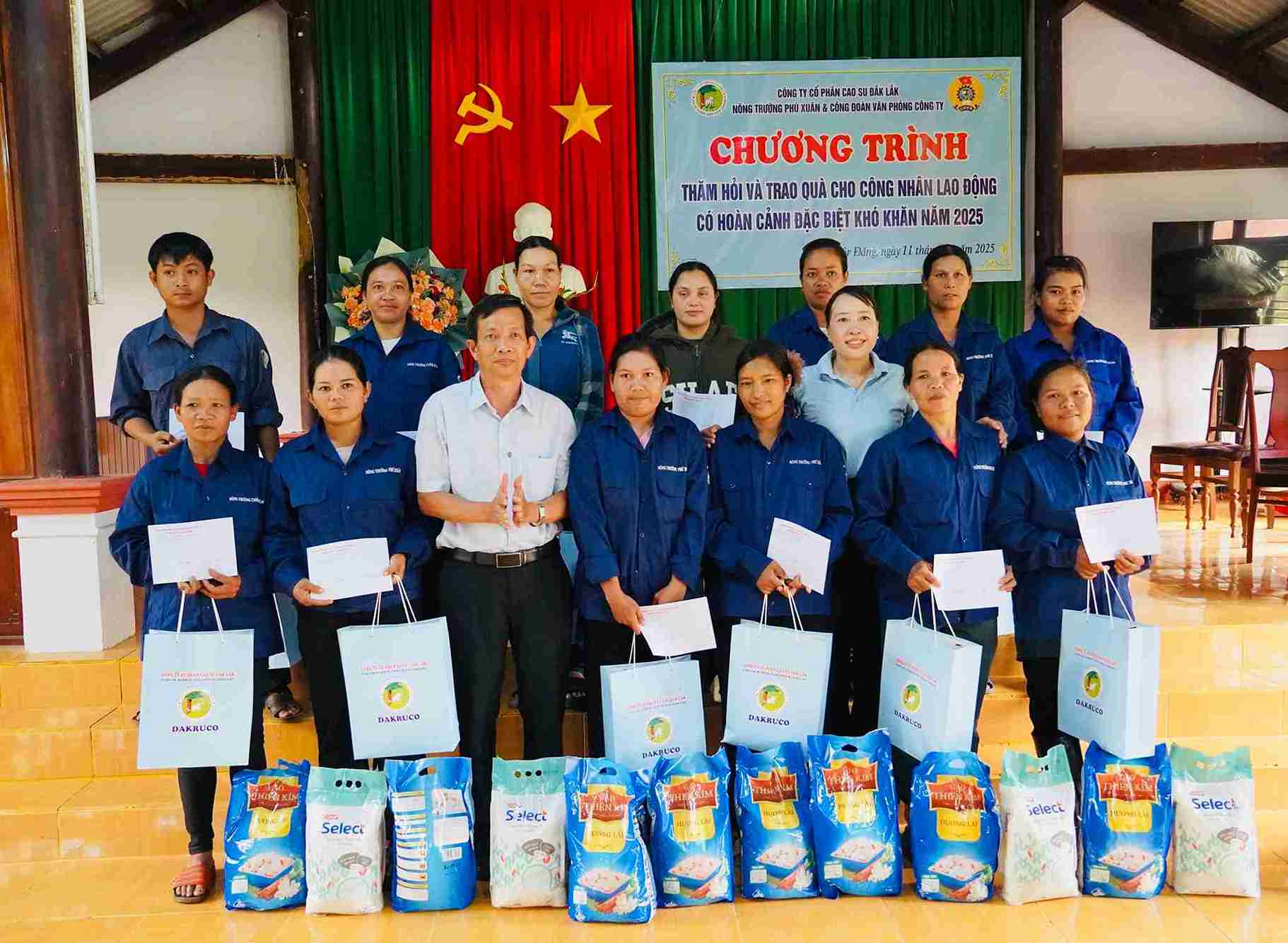 Representatives of Dak Lak Rubber Joint Stock Company presented gifts to workers in difficult circumstances. Photo: Dakruco