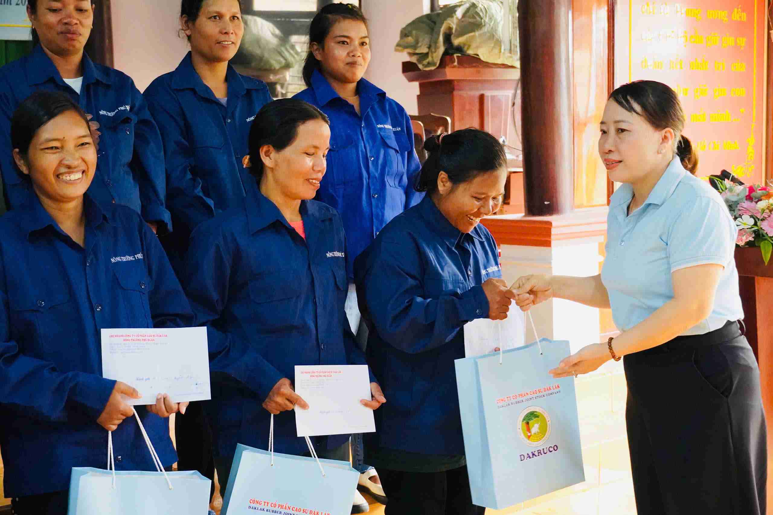 Cac suat qua duoc trao tan tay cong nhan. Anh: Long Du