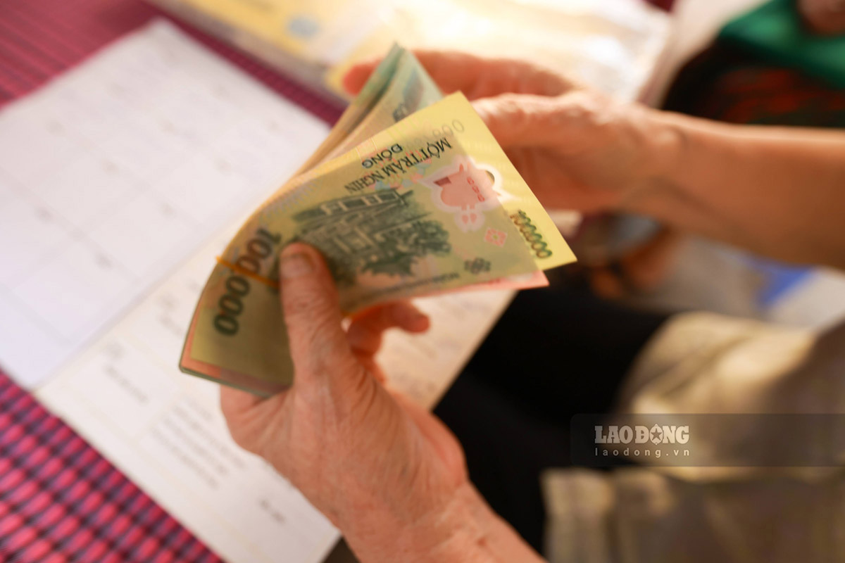 義務的な社会保険に加入している従業員は傷病手当金を享受し、7歳未満の子供の世話のために仕事を休まなければならない場合に給付金を受け取ります。写真: ハイ・グエン