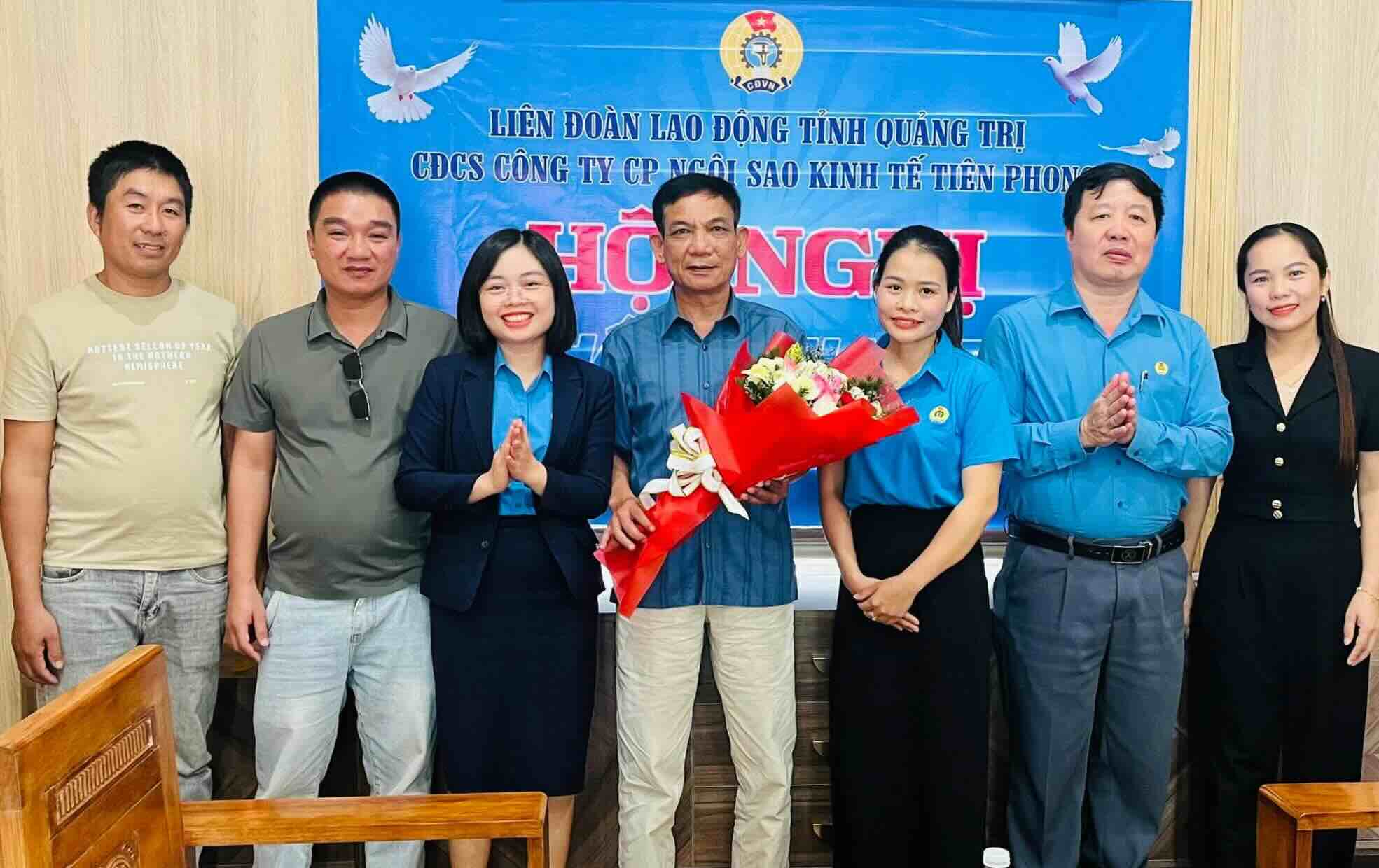 Le syndicat de base de la societe par actions Ngoi sao Kinh te Tien Phong organise la Conference du Comite executif (elargie) pour le mandat 2023-2025. Photo : Syndicat de Quang Tri