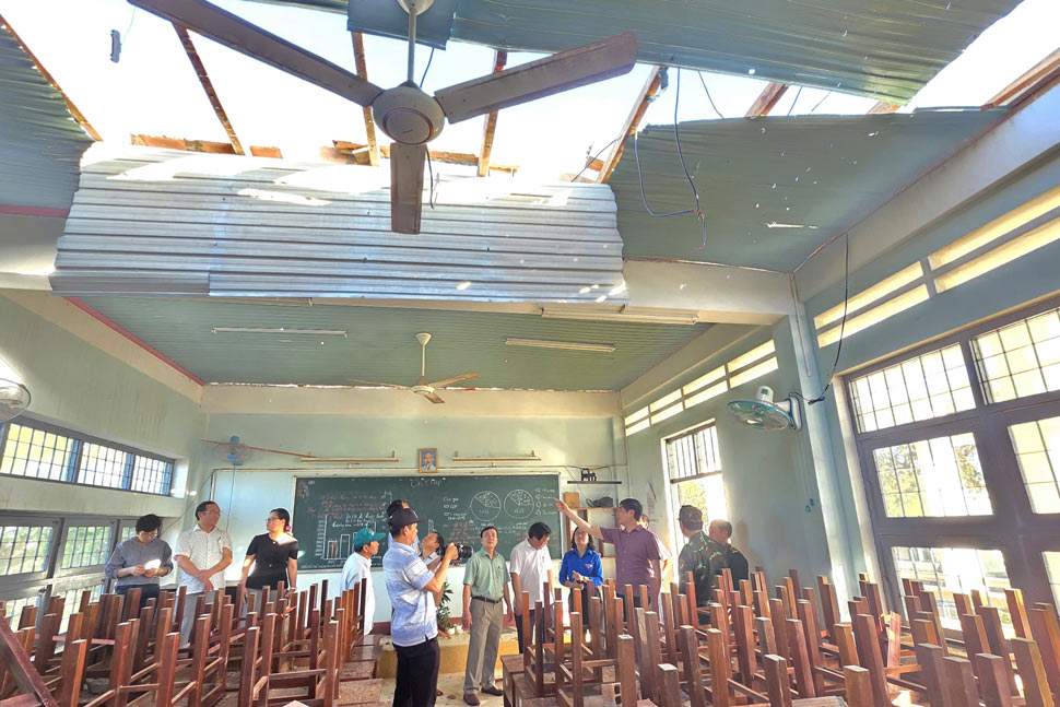 Lanh dao tinh Gia Lai kiem tra tinh hinh hu hong tai mot so truong hoc. Anh: Hoang Anh