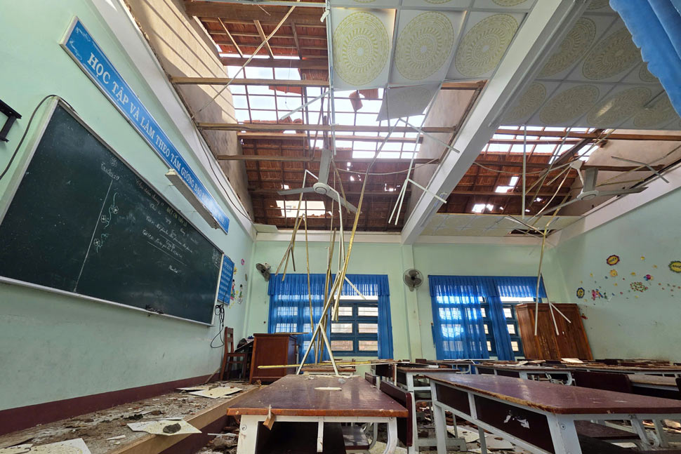 Nhon Hai Primary and Secondary School (Quy Nhon Dong Ward, Gia Lai) suffered heavy damage after the storm. Photo: Hoang Anh