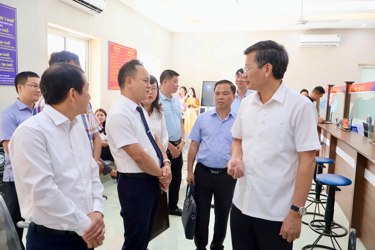 The leaders of the city will conduct a business inspection of the An Truong Commune Public Administration Service Center. Photo: Hai Phong Portal