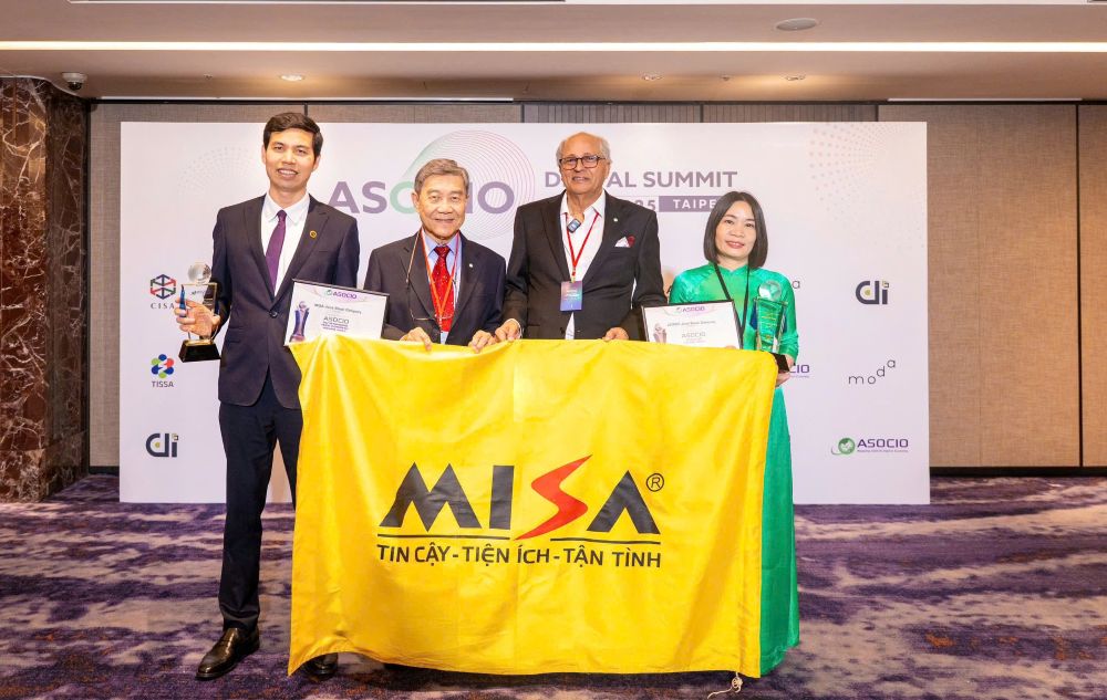 Ong Stan Singh-Jit– Chu tich ASOCIO (thu 2 tu phai sang), ong William Liu – Thanh vien HDQT Hiep hoi Cong nghe Singapore SGTECH chup hinh luu niem cung ong Le Hong Quang – Tong Giam doc MISA (ngoai cung ben trai) va ba Nguyen Thi Ngoan – Giam doc JETPAY (ngoai cung ben phai). 