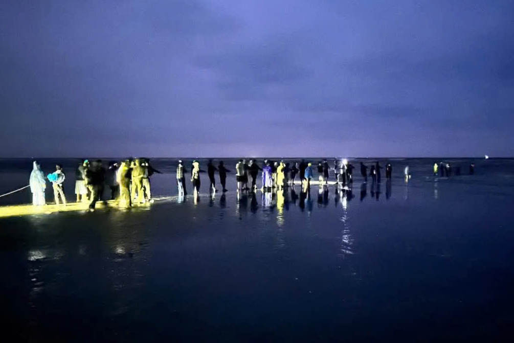 After a night of searching, the body of fisherman H in Loc Ha commune has been found. Photo: Ha Thach.