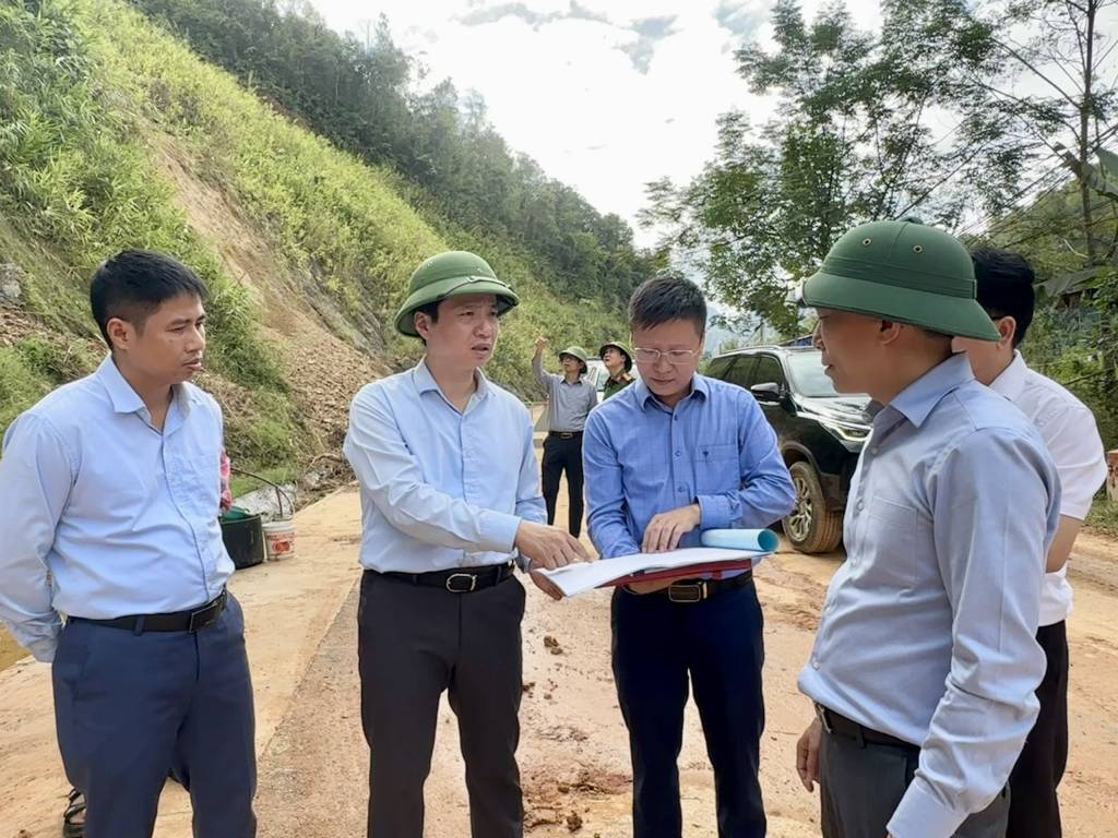 Chu tich UBND tinh Le Hai Hoa (thu 2, bia trai) trong mot lan kiem tra du an. Anh: Nguyet Ha