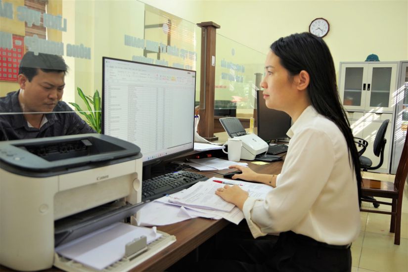 Officers of the Hong Chau Ward Public Administration Center (Hung Yen) during working hours. Photo: Hong Chau Ward