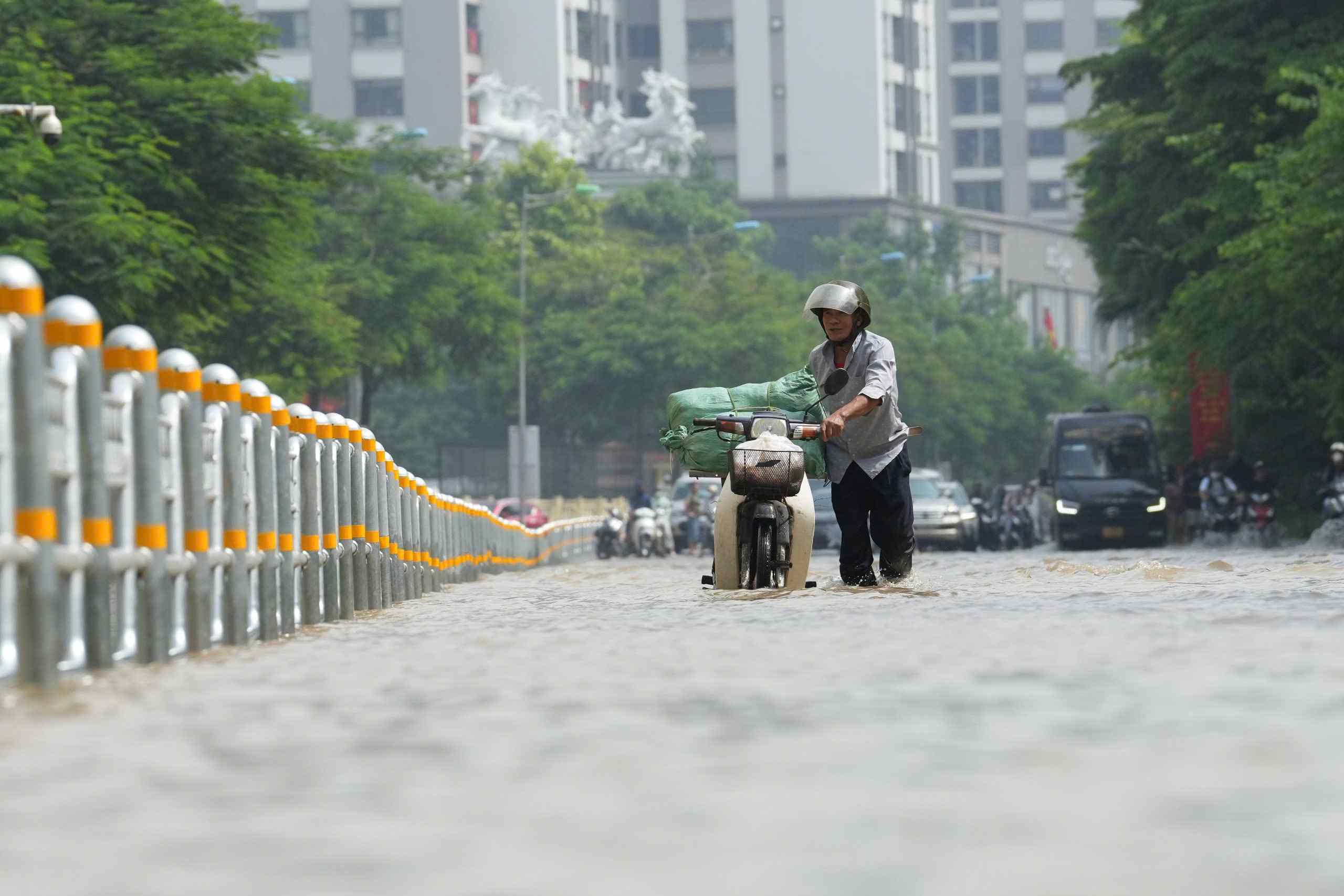 Flooding on Vo Chi Cong Street. Photo: Huu Chanh