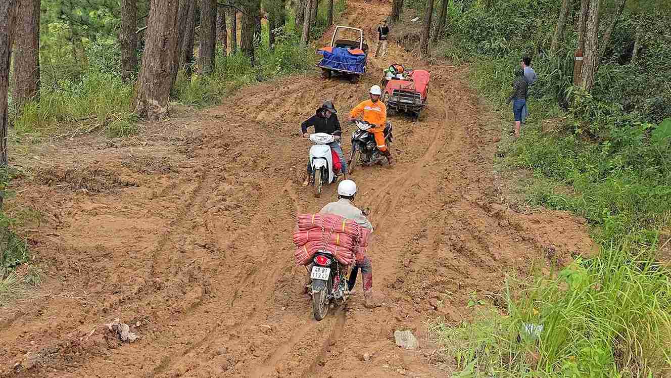 Deo D'ran bi cam luu thong, nguoi dan mo duong mon quanh nui de di lai. Anh: Phuc Khanh