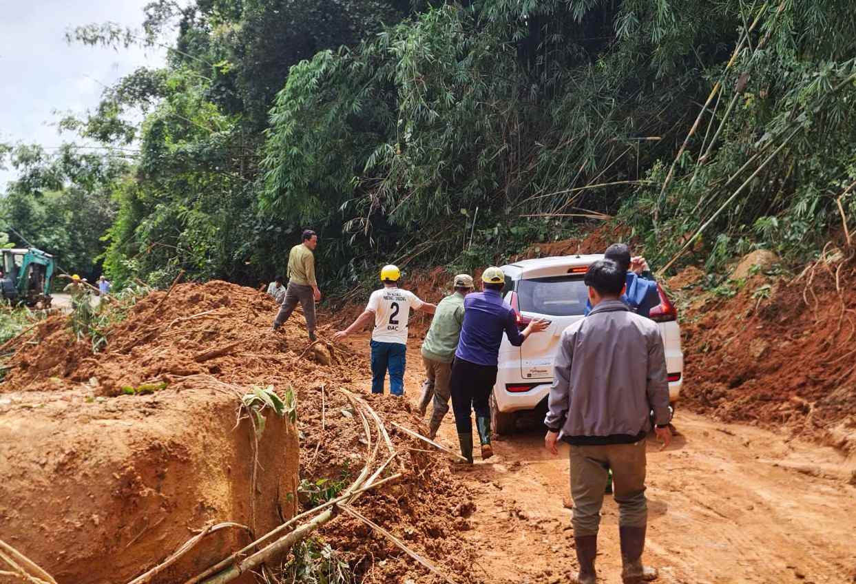 Deo Gia Bac thuong xuyen bi sat lo gay ach tac giao thong tren Quoc lo 28. Anh: Phuc Khanh