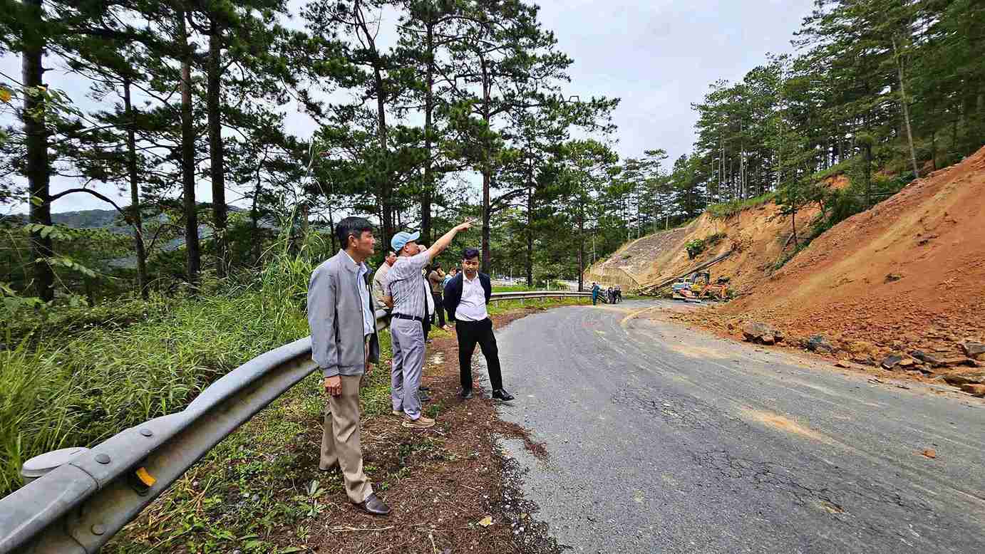 Co quan chuc nang kiem tra sat lo tai deo D'ran. Anh: Phuc Khanh