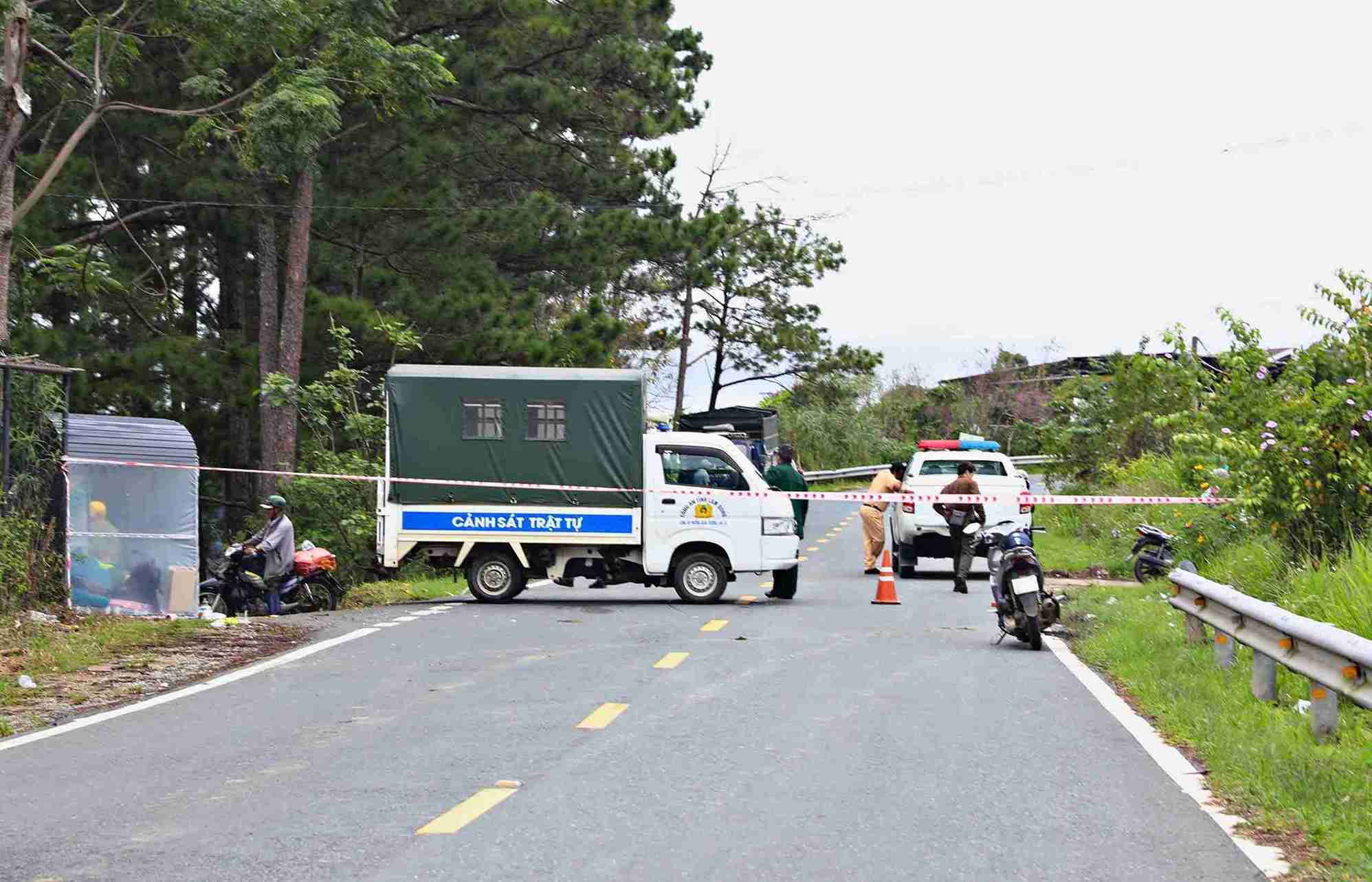 Duong qua deo D'ran dang bi cam luu thong de khac phuc sat lo, sut lun. Anh: Phuc Khanh