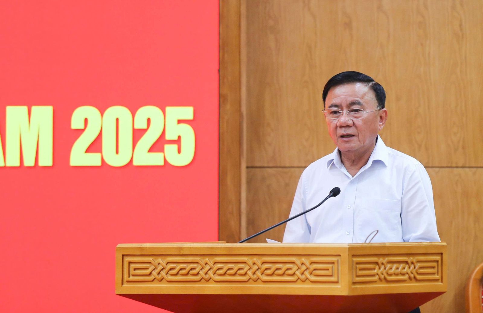 Politburo member and Standing member of the Secretariat Tran Cam Tu signed and issued Conclusion No. 207-KL/TW of the Secretariat on continuing to implement Directive No. 30-CT/TW, dated January 22, 2019 of the Secretariat on strengthening the leadership of the Party and the management responsibility of the State for the work of protecting consumer rights. Photo: Hien Hoa