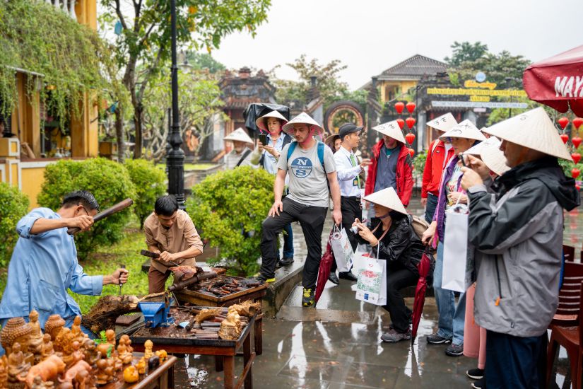 After many incidents, Hoi An ancient town is still spectacularly revived, making international tourists amazed. Photo: Truong An