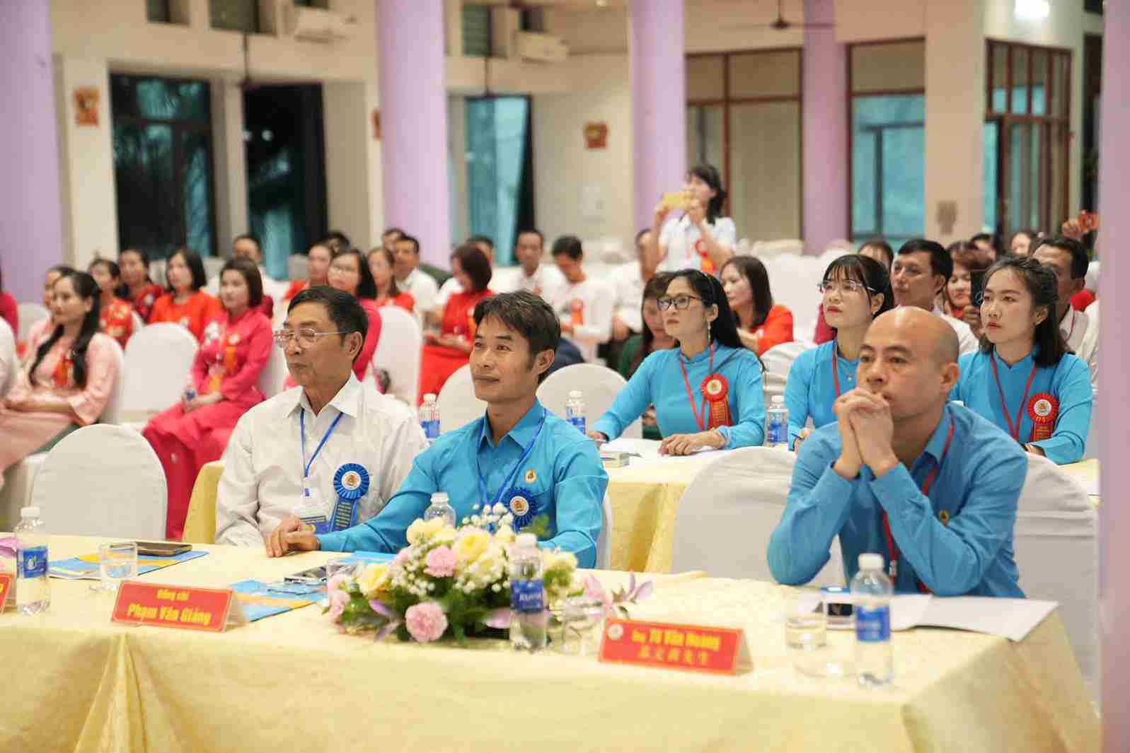 Cac dai bieu va doan vien Cong doan tham du dai hoi. Anh: Cong doan phuong Kinh Mon